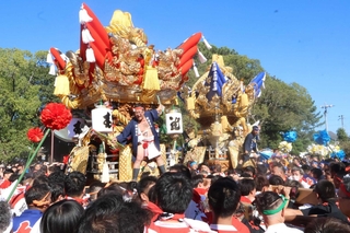 豪快な練り合わせを披露する各地区の屋台＝高砂市曽根町、曽根天満宮