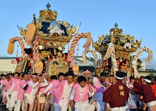 ＪＡ兵庫南の直売所「ふぁ～みんＳＨＯＰ八幡」の駐車場には各地区の屋台が集結＝２０１８年１０月６日、加古川市八幡町船町