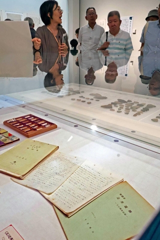 今里幾次さんが直筆で記した研究の記録（手前）も展示される＝播磨町大中１、県立考古博物館