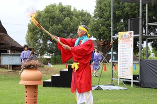 古代人の衣装で行われた「火起しの儀」＝大中遺跡公園