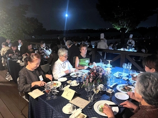 加古大池のほとりでディナーを楽しむ参加者ら＝稲美町加古