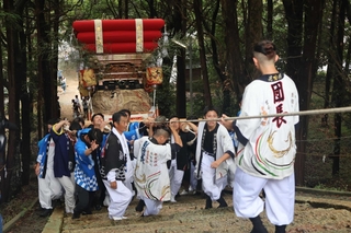 「ヨーイ、ワサッサー」のかけ声に合わせて屋台を担いで階段を駆け上がる氏子たち＝稲美町草谷