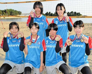 中学生ビーチバレー４人制の全国大会で優勝した「ＳＳＢＶＣ」のメンバー＝高砂海浜公園