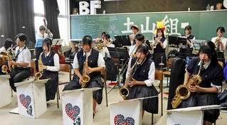 「上下関係なく、楽しい雰囲気がこのバンドのいいところ」とＰＲする高砂高校ジャズバンド部＝高砂市高砂町朝日町２
