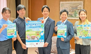 岡田康裕市長（中央）に今年のイベントについて紹介した「カコリバース」の肥田吉誉代表（左から２人目）ら＝加古川市役所