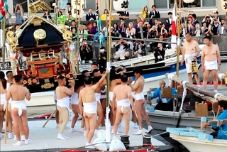 みこしを御座船に乗せる戎町の氏子ら＝高砂市高砂町今津町