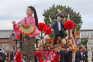 「富士の巻狩」の演目で、太鼓や三味線に合わせて舞う長沢柚杏さん（手前）と仁輪加太鼓を担ぐ氏子ら＝高砂市荒井町小松原３