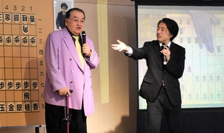 笑いを誘うトークで会場を沸かせた神吉宏充七段（左）と久保利明九段＝ウェルネージかこがわ