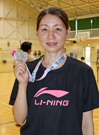 高砂高バドミントン部の顧問で、世界シニア選手権のシングルス、ダブルスで２位に輝いた野村このみさん＝高砂市高砂町朝日町２