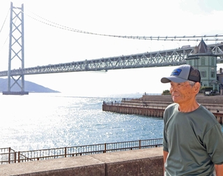 出発からほぼ休まず歩き続け、約５時間かけて舞子公園に着いた池田剛さん＝神戸市垂水区東舞子町