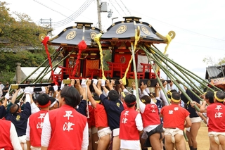 練り合わせでみこし同士をぶつける氏子ら＝生石神社