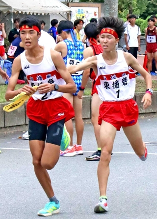 男子・東播磨１区の前田浬選手からたすきを受ける２区の藤原衣吹選手＝西脇市総合市民センター周辺