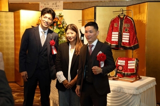 祝福に駆け付けた村田諒太さん（左）らと記念撮影に応じる松本流星選手（右）＝加古川プラザホテル
