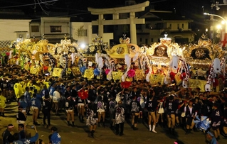 ９町の太鼓がそろって行われた高砂神社の総練り＝１１日、高砂市高砂町東宮町