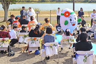 加古大池のほとりで行われた結婚式。いなっち（中央）も祝福に訪れた＝稲美町加古、加古大池