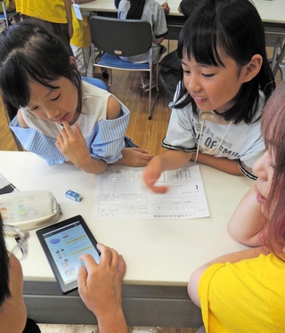 ８月のこども会議で、店の運営に必要な物をボランティアスタッフに相談するこども店長＝稲美町加古