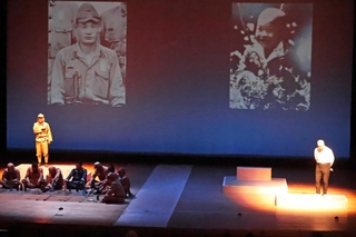 舞台上では遺族が亡き父や伯父へ宛てた手紙を読み上げ、兵隊役が返事で応えた＝稲美町国安