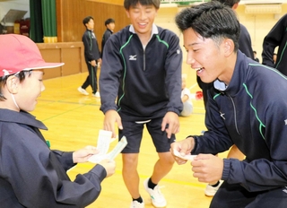 荒井小学校３年生と交流する高砂高校の生徒ら＝高砂市高砂町朝日町２
