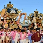 ＪＡ兵庫南の直売所「ふぁ～みんＳＨＯＰ八幡」の駐車場には各地区の屋台が集結＝２０１８年１０月６日、加古川市八幡町船町