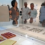 今里幾次さんが直筆で記した研究の記録（手前）も展示される＝播磨町大中１、県立考古博物館