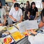 英語のレシピを作り、フレイザー高生にフルーツサンドの作り方を説明する県農生＝県立農業高校