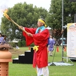 古代人の衣装で行われた「火起しの儀」＝大中遺跡公園