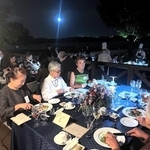 加古大池のほとりでディナーを楽しむ参加者ら＝稲美町加古