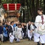 「ヨーイ、ワサッサー」のかけ声に合わせて屋台を担いで階段を駆け上がる氏子たち＝稲美町草谷