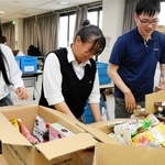 集まった食品を仕分ける手伝いをする松陽高校の生徒ら＝高砂市松陽１
