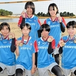 中学生ビーチバレー４人制の全国大会で優勝した「ＳＳＢＶＣ」のメンバー＝高砂海浜公園