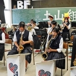 「上下関係なく、楽しい雰囲気がこのバンドのいいところ」とＰＲする高砂高校ジャズバンド部＝高砂市高砂町朝日町２