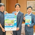 岡田康裕市長（中央）に今年のイベントについて紹介した「カコリバース」の肥田吉誉代表（左から２人目）ら＝加古川市役所