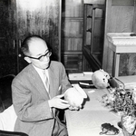 土器を手にする今里幾次氏＝昭和３６年、自宅にて