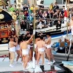 みこしを御座船に乗せる戎町の氏子ら＝高砂市高砂町今津町