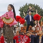 「富士の巻狩」の演目で、太鼓や三味線に合わせて舞う長沢柚杏さん（手前）と仁輪加太鼓を担ぐ氏子ら＝高砂市荒井町小松原３