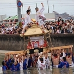 池の中でみこしを差し上げる氏子たち。「ヨーイヤサ」のかけ声に合わせて、みこしを上下に揺らした＝稲美町六分一