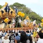 豪快な練り合わせを披露する各地区の屋台＝高砂市曽根町