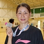 高砂高バドミントン部の顧問で、世界シニア選手権のシングルス、ダブルスで２位に輝いた野村このみさん＝高砂市高砂町朝日町２