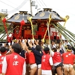 練り合わせでみこし同士をぶつける氏子ら＝生石神社