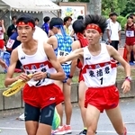 男子・東播磨１区の前田浬選手からたすきを受ける２区の藤原衣吹選手＝西脇市総合市民センター周辺