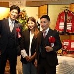 祝福に駆け付けた村田諒太さん（左）らと記念撮影に応じる松本流星選手（右）＝加古川プラザホテル