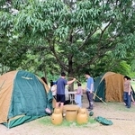 芝生広場で開催された防災キャンプ。雨の心配があり、木陰にテントを設営した（提供）