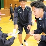 荒井小学校３年生と交流する高砂高校の生徒ら＝高砂市高砂町朝日町２