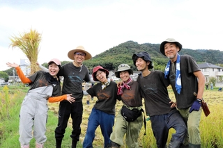 田んぼを続けていくための資金を募るために作ったＴシャツを着たイヌイットのメンバーら＝高砂市阿弥陀町阿弥陀