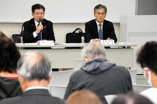 市民病院の経営形態（案）に関して、市民からの質問に答える都倉達殊市長（左）＝高砂市阿弥陀町生石