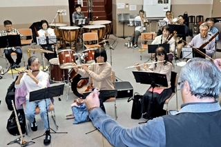 練習に励む参加者たち。当日は計９曲を披露する＝加古川市平岡町新在家