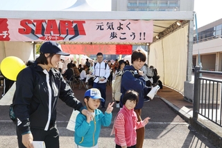 青天に恵まれ、笑顔でスタートする参加者＝加古川市役所前