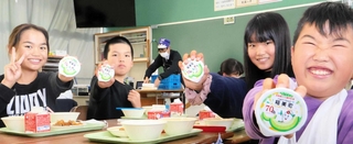 「いなみ野メロンゼリー」を喜ぶ児童＝稲美町国岡