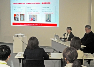 ミモザ企業認定までの取り組みについて紹介した滝川工業の（奥左から）白髭未歩さんと冨島茂さん＝加古川市加古川町篠原町