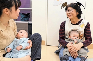 双子や三つ子を育てた経験のあるピアサポーター（右）。ハロウィーンイベントでも手助けに訪れた＝加古川市加古川町篠原町